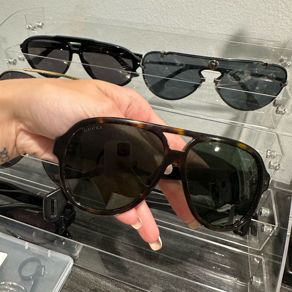 Gucci Black Aviator Sunglasses Sleek Modern Design